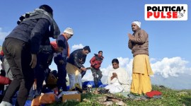 acharya-balakrishna Patanjali's No. 2 and Chairman Acharya Balkrishna attempted to install a 1 quintal statue of Lord Dhanvantari in the Horn of Harsil region
