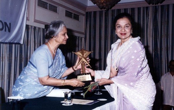 Asha Parekh receiving her Cintaa Trophy from Waheeda Rehman. Both the actresses have been awarded the Dadasaheb Phalke Award.