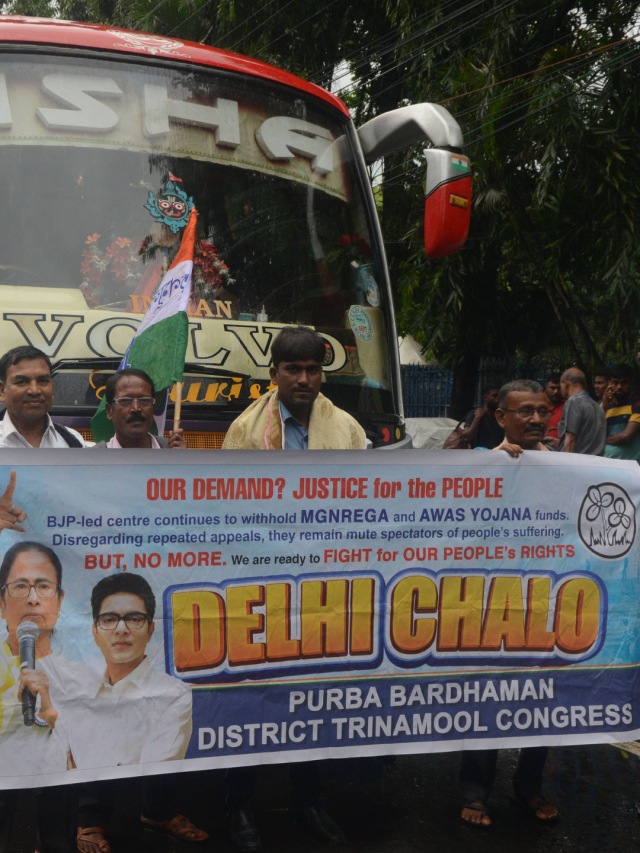 Tmc Mgnrega Workers Head To Delhi On Buses For Big Protest Against Tmc Mgnrega Workers Head To Delhi On Buses For Big Protest Against