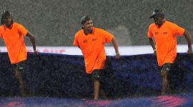 Colombo Weather Today: Ground staff pull covers as the rain interrupts the play of Asia Cup cricket match between India and Pakistan in Colombo, Sri Lanka.