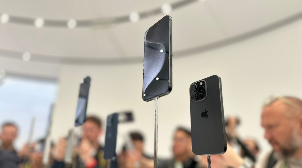 iphone 15 pro max feat