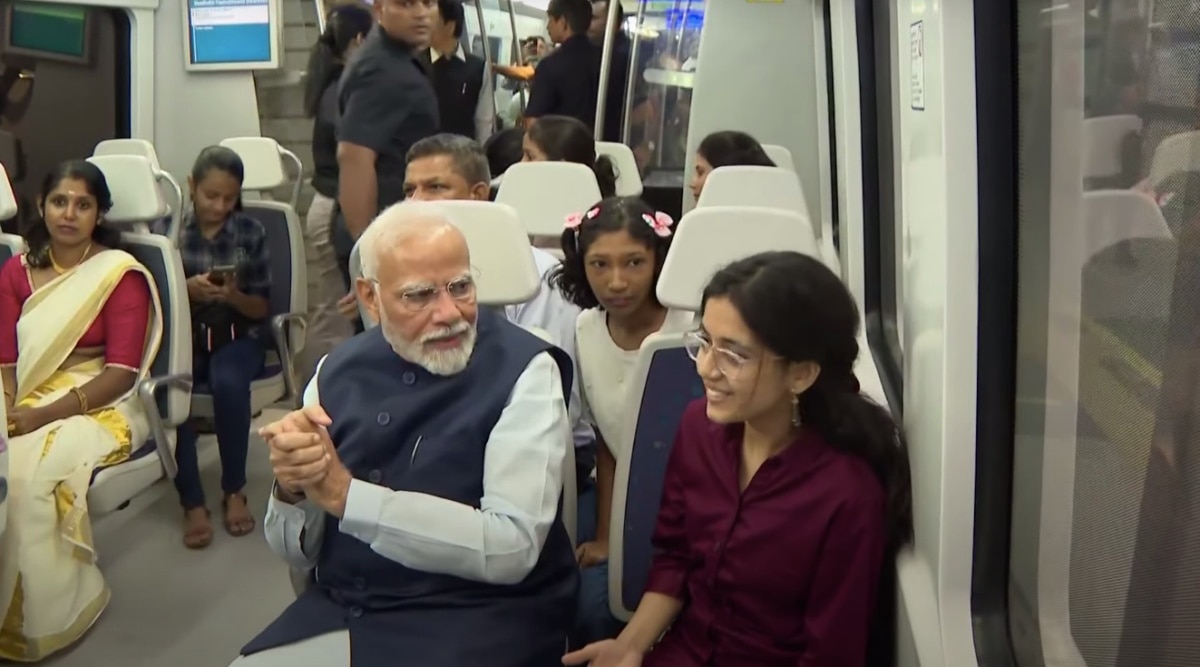 Pm Modi Takes Delhi Metro On His Way To Inaugurate Yashobhoomi Convention Centre Interacts With 7478