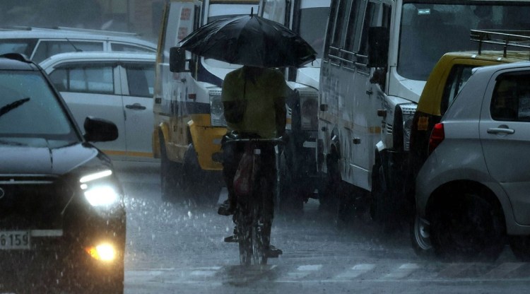 Mumbai News Highlights: Mumbai rains weather yellow alert