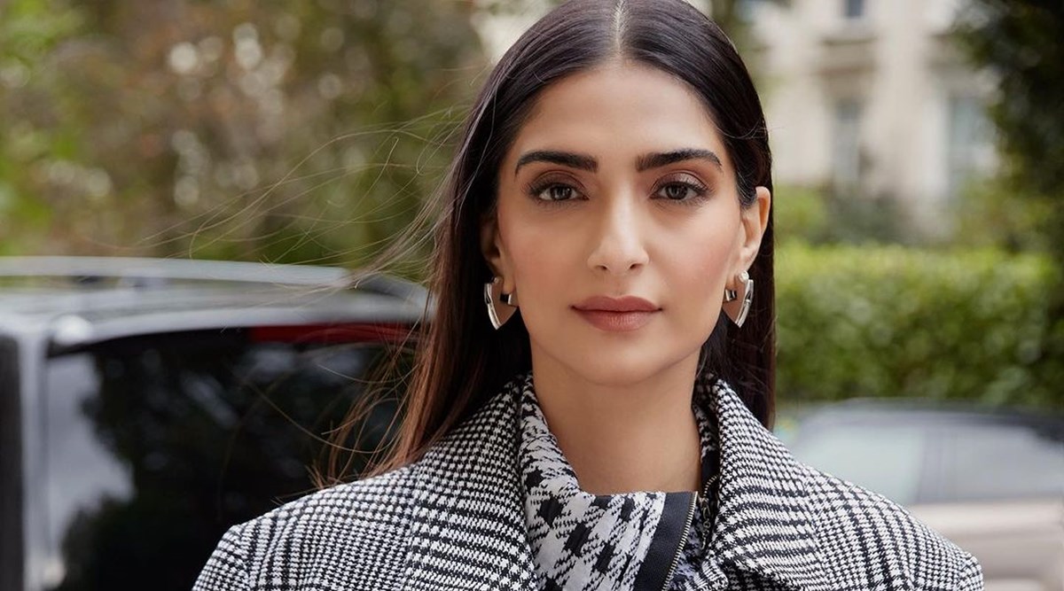 1200px x 667px - Sonam Kapoor says filmmakers always present her in simple looks: 'My dream  is to do a period drama' | Bollywood News - The Indian Express