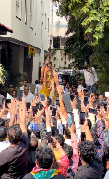 Amitabh Bachchan wishing his fans