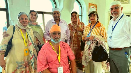 Intikhab Alam behind Bishan Singh Bedi, and their families at Kartarpur Sahib gurdwara