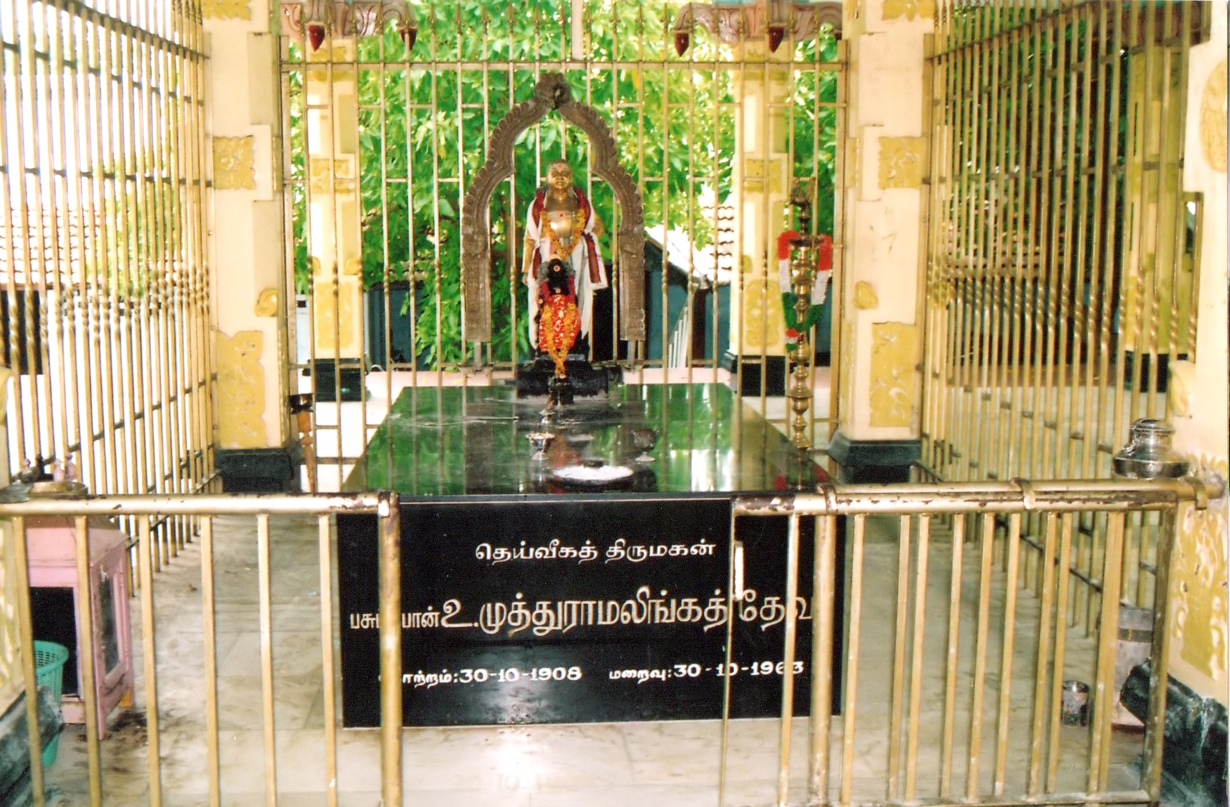 statue