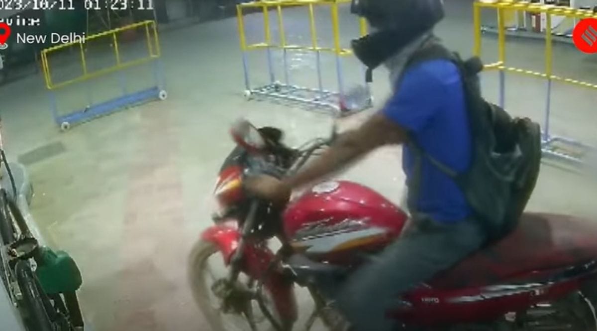 рд╕реНрдХреВрдЯреА рд╕рд╡рд╛рд░ рдЪреЛрд░ CCTV рдлреБрдЯреЗрдЬ - рдкреЗрдЯреНрд░реЛрд▓ рдкрдВрдк рдЪреЛрд░реА