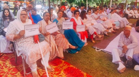 Major Oppn parties of J&K hold joint dharna in Jammu, demand early election