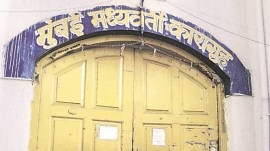 Byculla womens jail official suspended, allegations of favouring undertrial, Mumbai prison undue facilities, cheating cases, indian express news "
