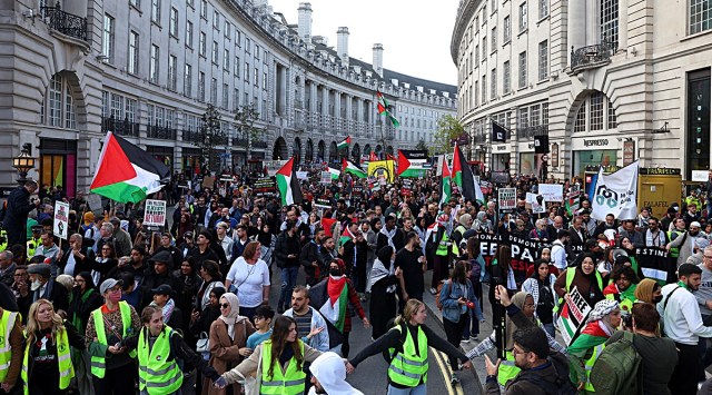 Tens of thousands rally across world in support of Israel and Palestine
