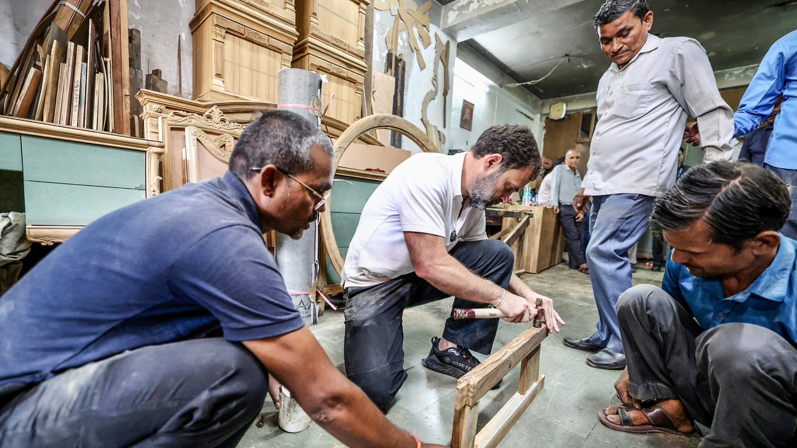 Watch | At Delhi's Kirti Nagar, Rahul Gandhi tries hand at carpentry, talks  loans and more | India News - The Indian Express