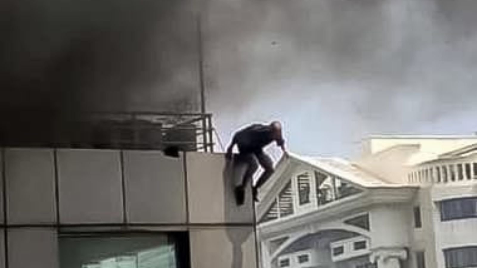 Man Jumps From 4 Storey Building After Fire Breaks Out At Bengaluru Cafe Video Viral 