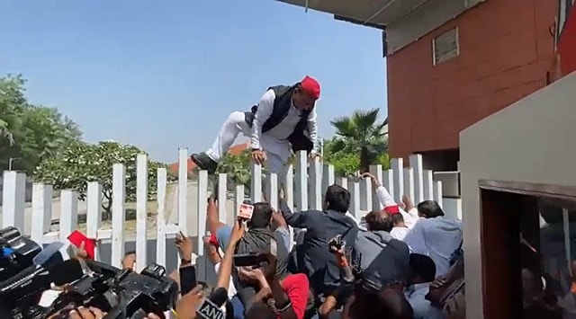 akhilesh yadav, akhilesh yadav jumps boundary wall