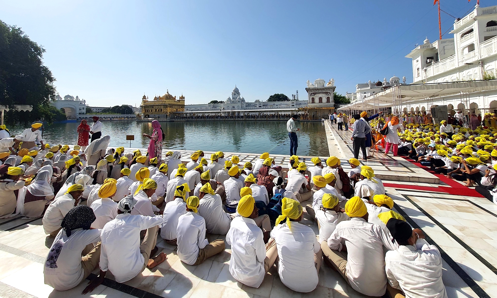  More than 40,000 students, sporting yellow turbans, dupattas, and scarves, took a pledge to stay away from drugs, said Mann after the event.