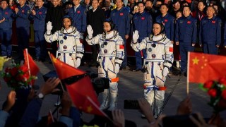 china youngest space crew