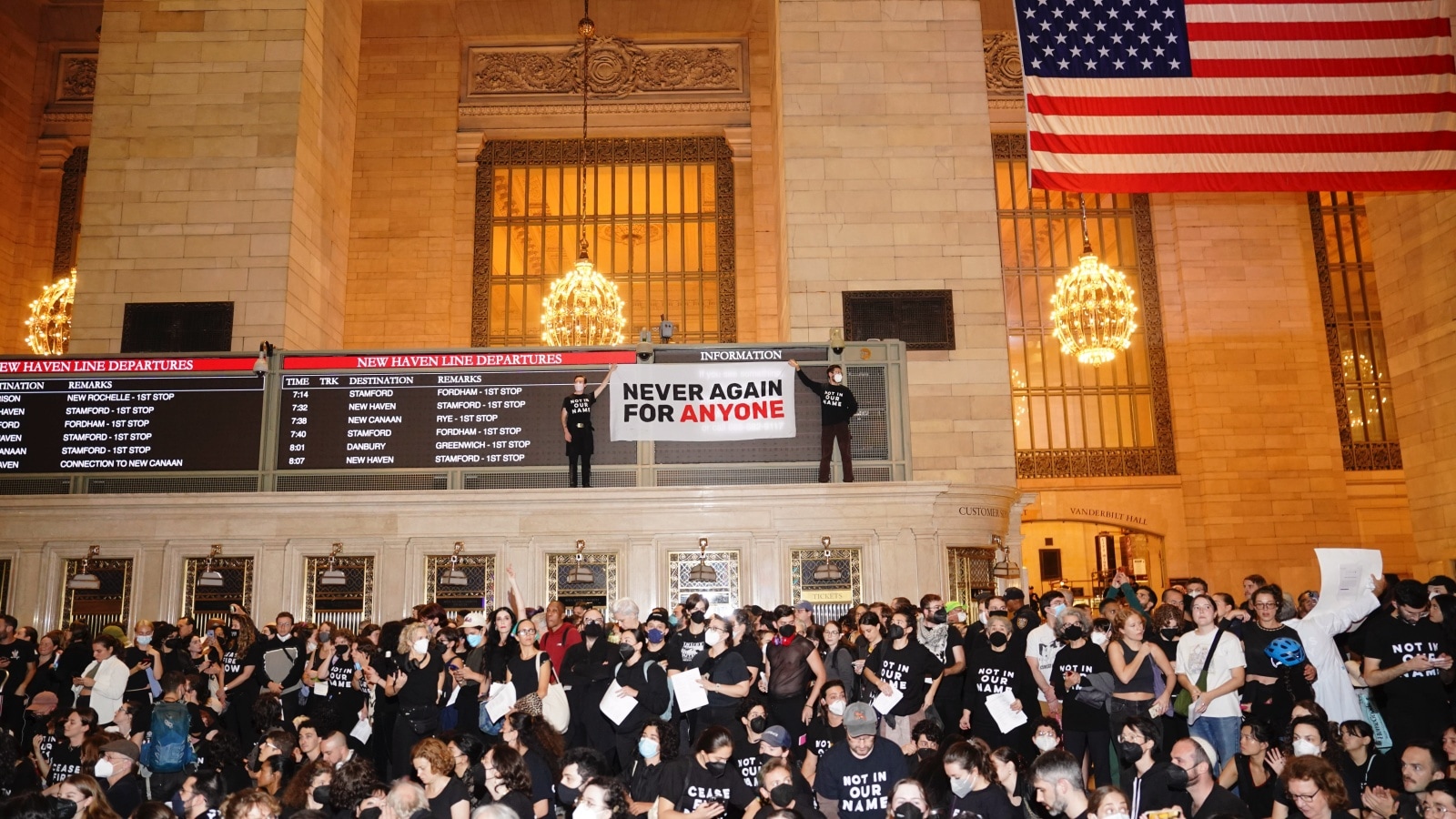 Demonstrators demanding a ceasefire in Gaza fill the main hall at Grand Central Terminal in New York on Friday, Oct. 27, 2023. (Bing Guan/The New York Times)