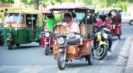 delhi e-rickshaws, delhi unauthorised e-rickshaws, Lead-acid batteries, delhi e-rickshaw issues, overloaded e-rickshaw passenger, delhi high court, delhi government, delhi news, indian express