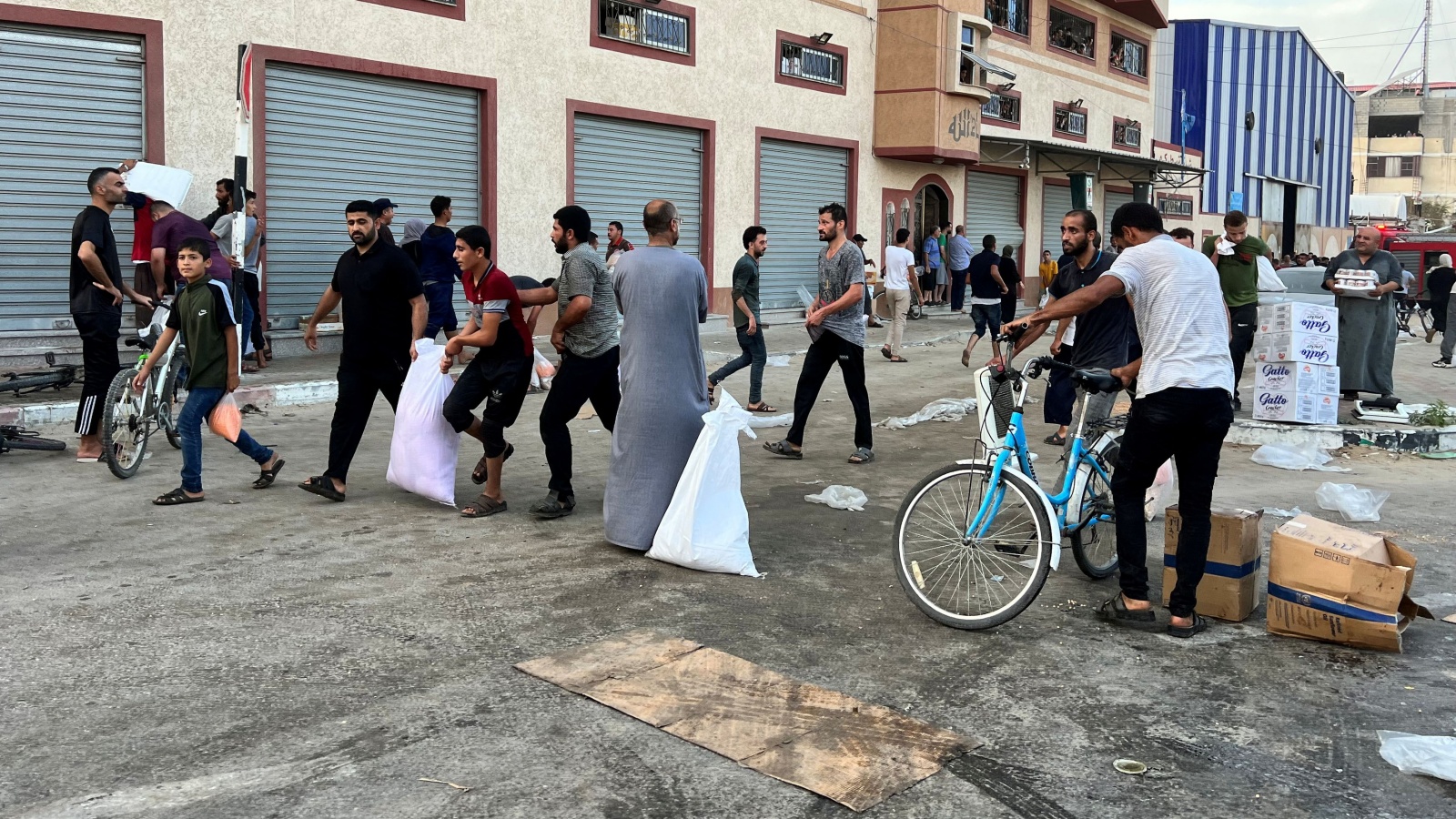 Palestinians break into Gaza UN aid warehouses as toll tops 8,000