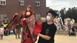 The group is led by Li Jing Ye, whose family has passed on this puppet theatre to him. Li was born in Yunlin city.