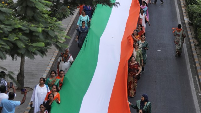 Amrit Tiranga Yatra, BJP workers Amrit Tiranga Yatra, 600-m long National Flag. CM Bhupendra Patel, Meri Mati, Mera Desh' campaign, Narenda Modi, Azadi ka amrit mahotsav, indian express news