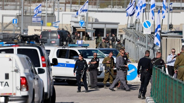 Palestinian prisoners arrive to the Israeli military prison, Ofer, near Ramallah, from another Israeli prison before they are due to be released as part of a deal between Israel and Palestinian Islamist group Hamas