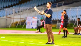 Des Buckingham, Head Coach of Mumbai City FC giving instructions to his players during Durand Cup 2023 match