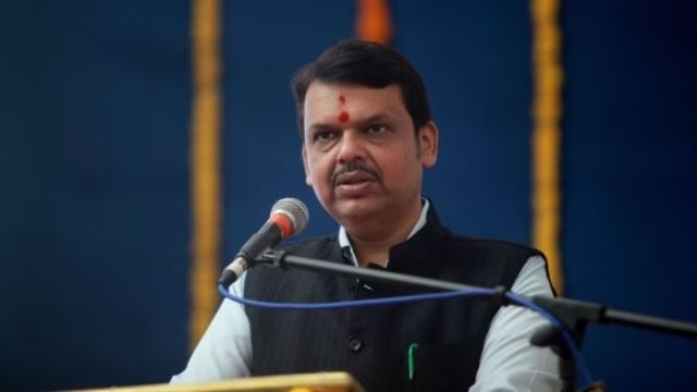 Fadnavis celebrates Diwali at fishermen colony in Colaba; avoids ...