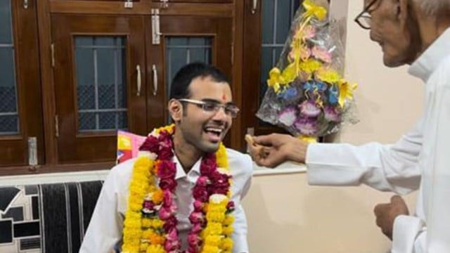 Anurag Maloo, Anurag Maloo Mountaineer, Anurag Maloo accident, Anurag Maloo aiims, Mountaineer Anurag Maloo rescued, Anurag Maloo rescued, Nepal, india news, indian express