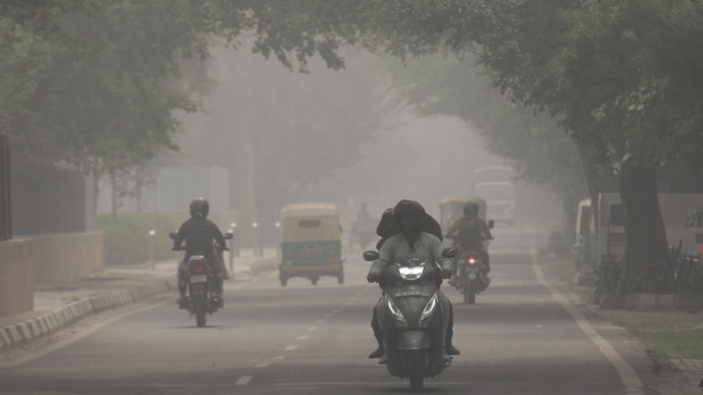 For the second consecutive day, Delhi’s air pollution was declared as ‘severe’ on Friday, with the 24-hour average AQI (Air Quality Index) hitting a high of 475 at 11 am, and staying above 450 till at least 5 pm