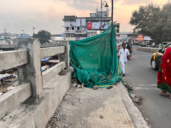 Pedestrians have a tough time crossing the bridge connecting Pimpri Chowk to Pimpri Market (Express Photo by Partha Sarathi Biswas)