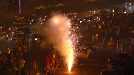 806 people booked in Mumbai for violating High Court timings on bursting firecrackers