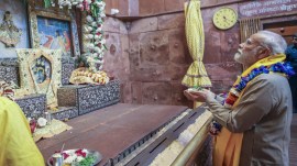 Modi prays at Mathura temple, says country has shed slave mentality