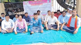 Paid on hourly basis, college teachers stage protest, demand regular jobs