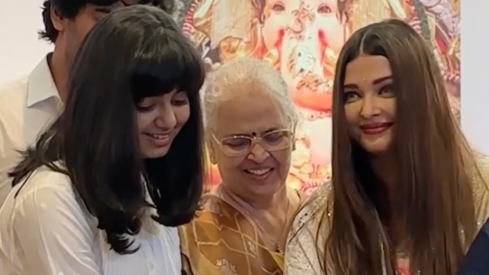 Aishwarya Rai cuts birthday cake at an event with daughter Aaradhya  Bachchan, refuses to eat as she is observing Karva Chauth. Watch video |  Bollywood News - The Indian Express