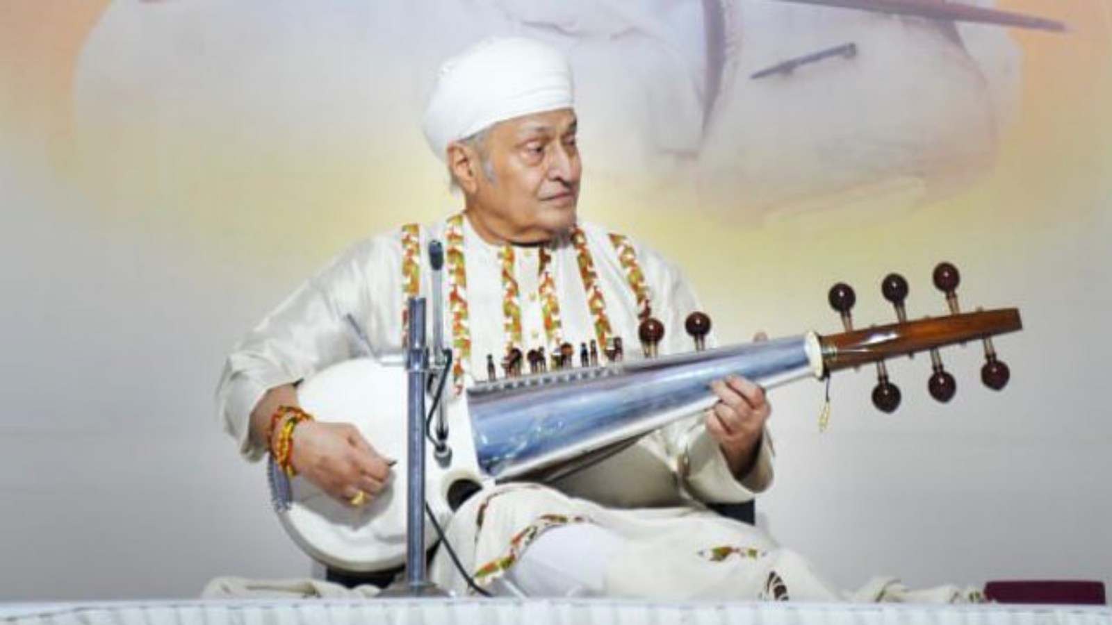 Sarod maestro Amjad Ali adorns Namdhari style turban at Bhaini Sahib in ...