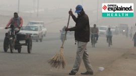 An East Delhi Municipal Corporation worker wears a mask amid heavy air pollution while working in Ghazipur in 2017.