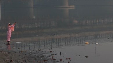 delhi pollution, delhi Yamuna pollution, yamuna pollution, delhi water pollution, blame game over yamuna pollution, delhi L-G vs AAP govt, indian express news