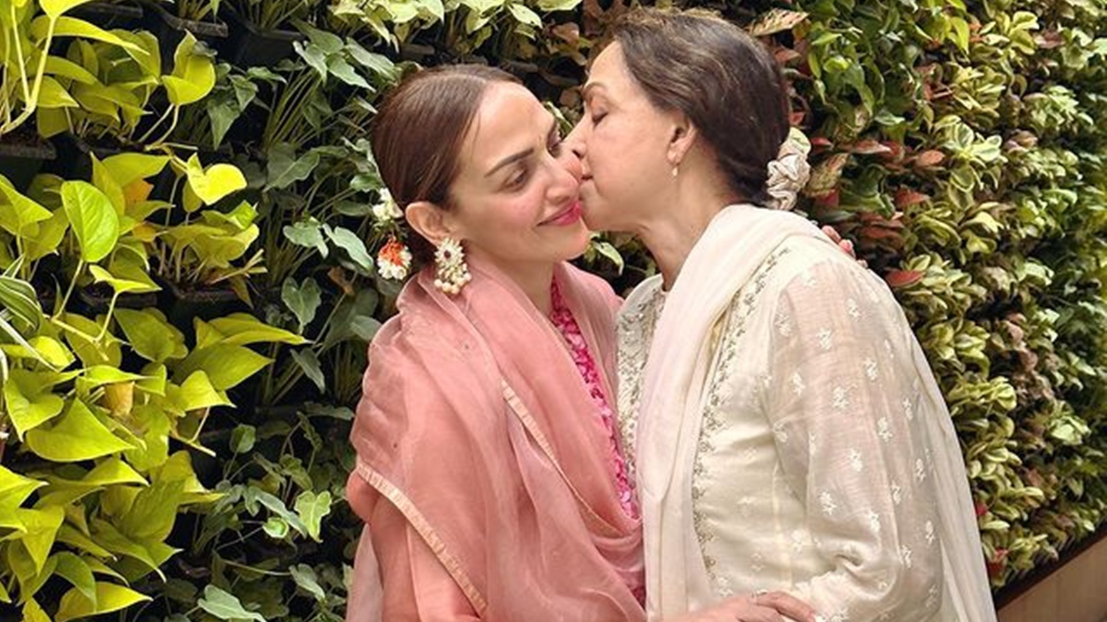 Esha Deol kisses mom Hema Malini, poses with daughters on her birthday;  brother Bobby Deol pens a special wish | Bollywood News - The Indian Express