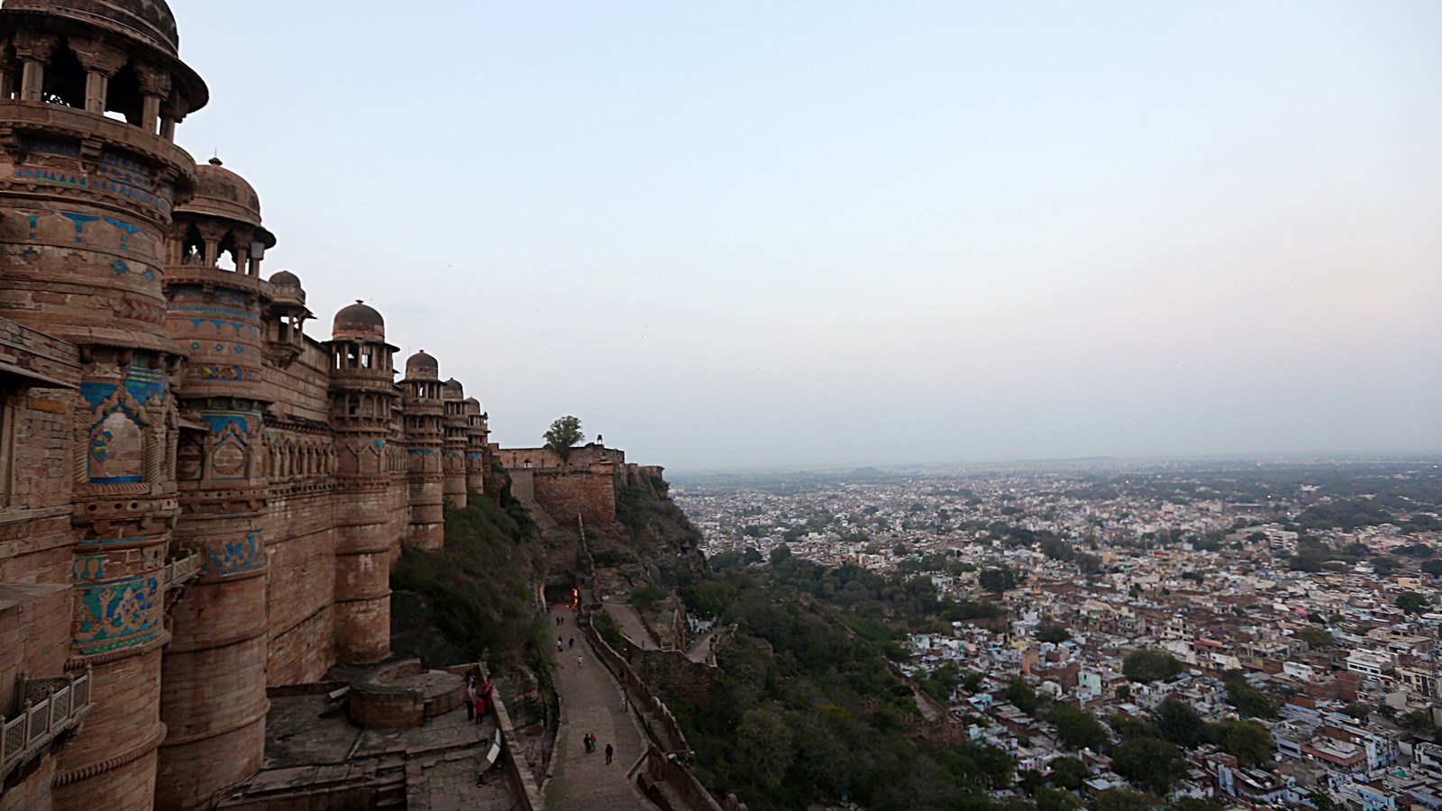 Schoolgirl falls 80 ft from Gwalior Fort, survives | Bhopal News - Times of  India