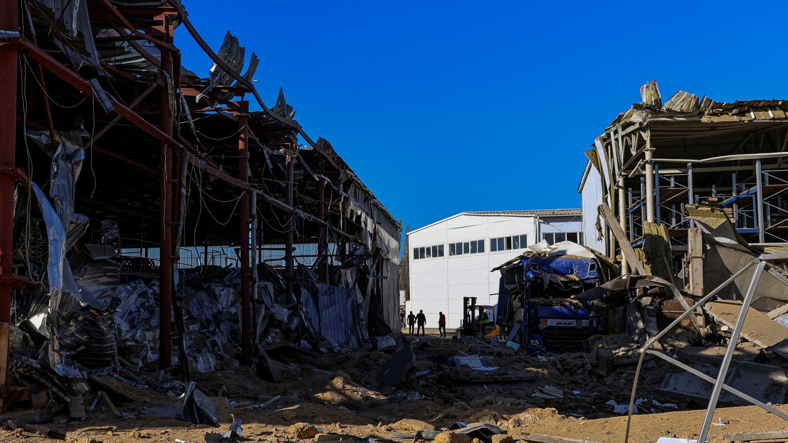 2 killed in Russian attacks in eastern Ukraine that also damage Kherson ...