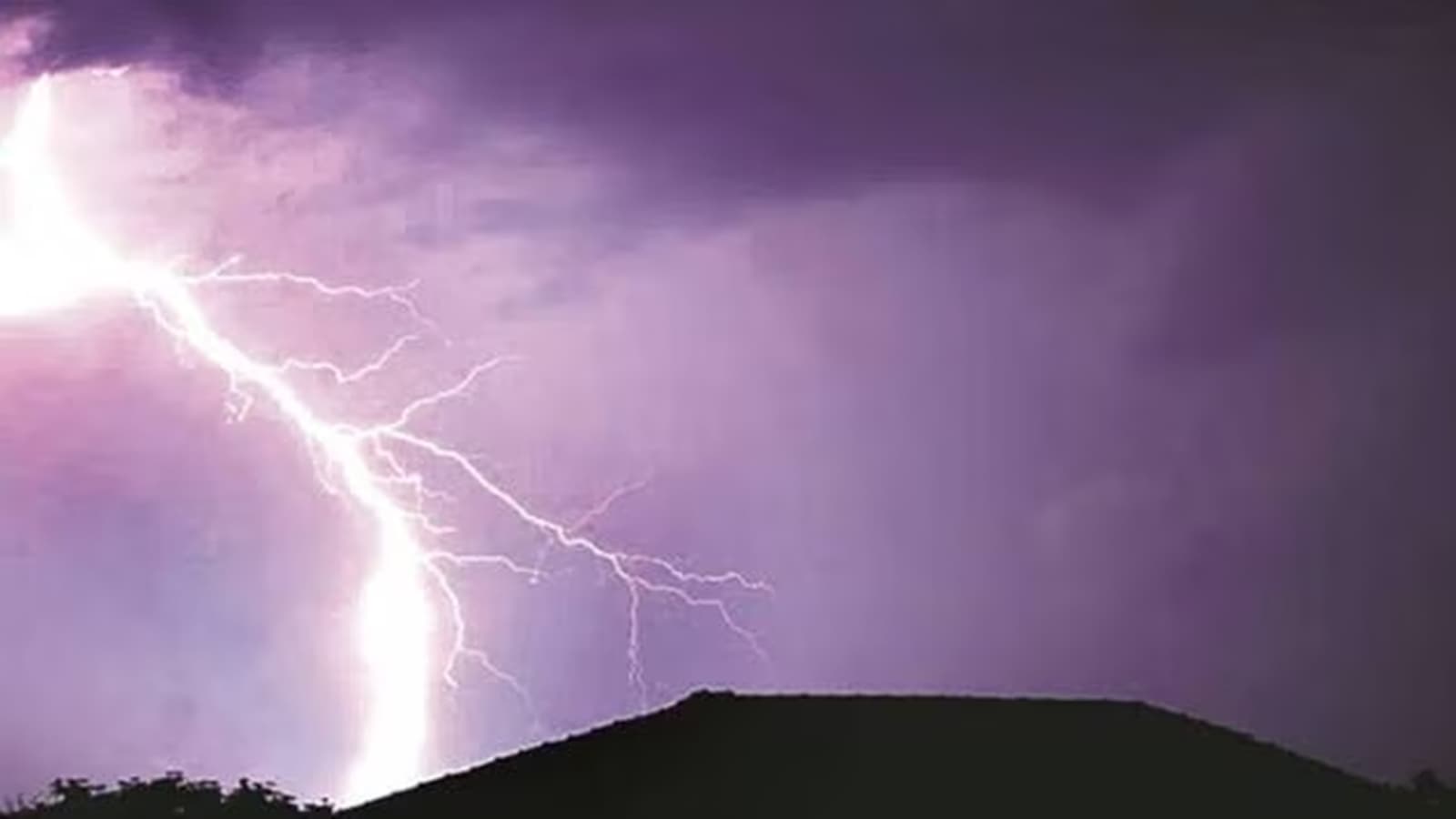 Rains accompanied by lightning strikes in Gujarat, 27 people dead, heavy damage to crops