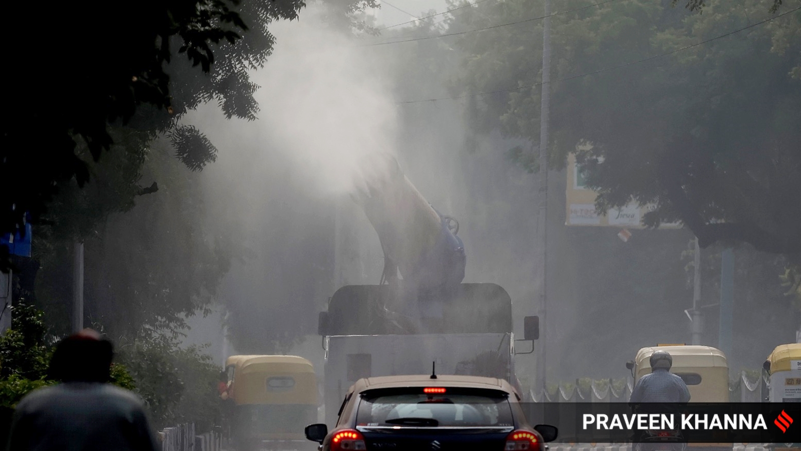 Et kjøretøy mot smog sprayer vann for å kontrollere forurensning ved ITO i New Delhi.  (Ekspressbilde av Praveen Khanna)