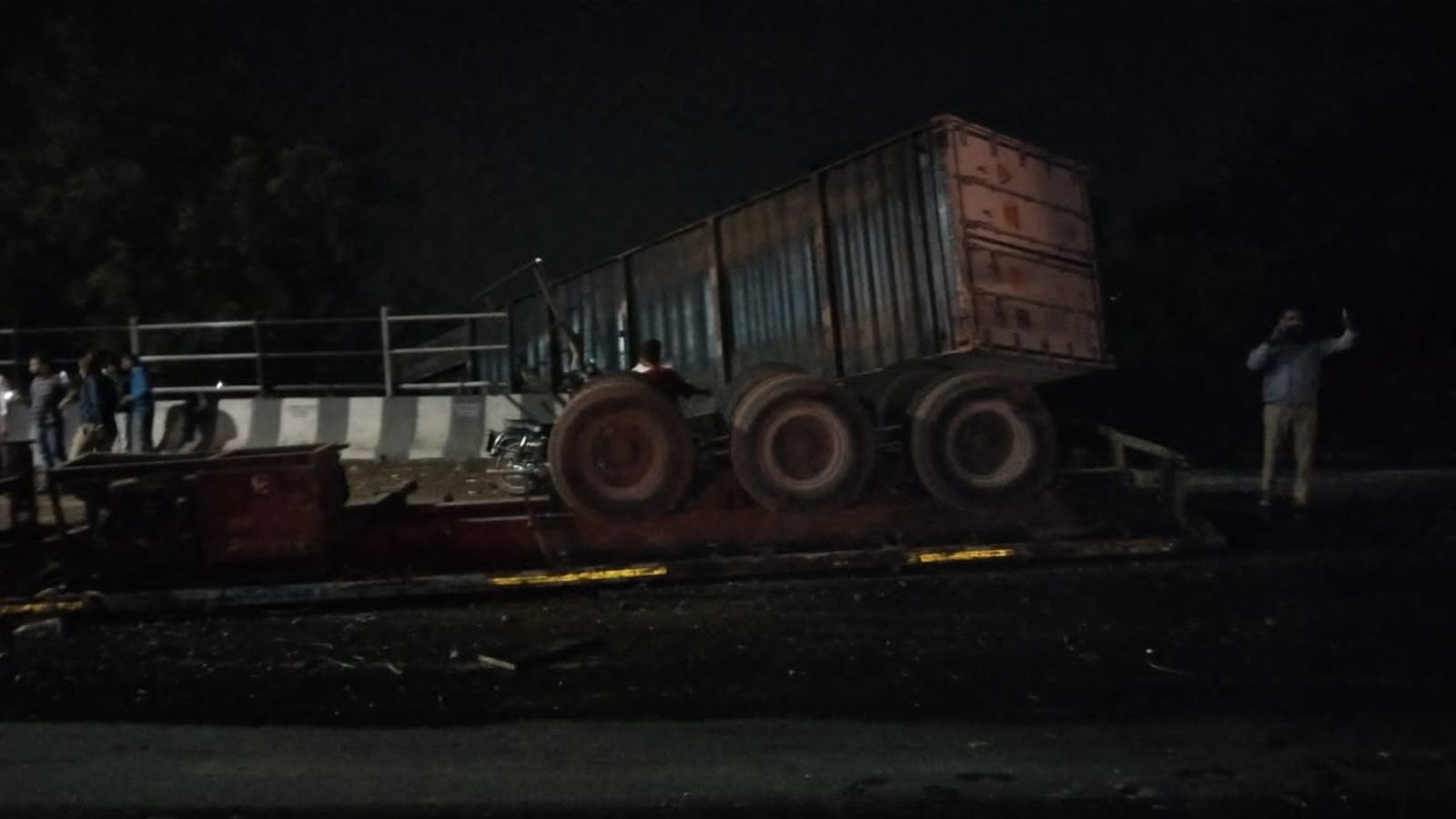 Container rams vehicles at Dari Pul, two killed | Pune News - The ...