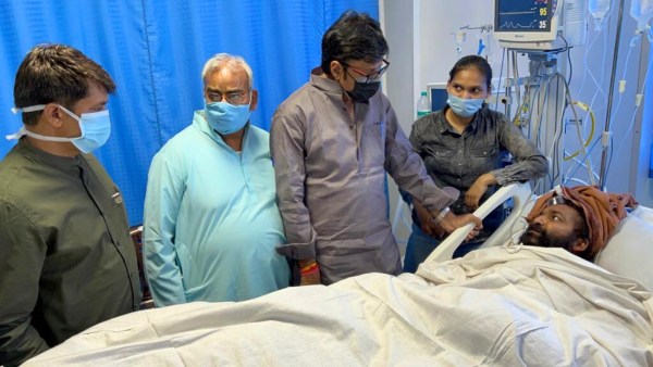 Senior BJP MLA and Rajasthan LoP Rajendra Rathore visiting Dalit engineer Harshadhipati Valmiki at hospital in April last year.