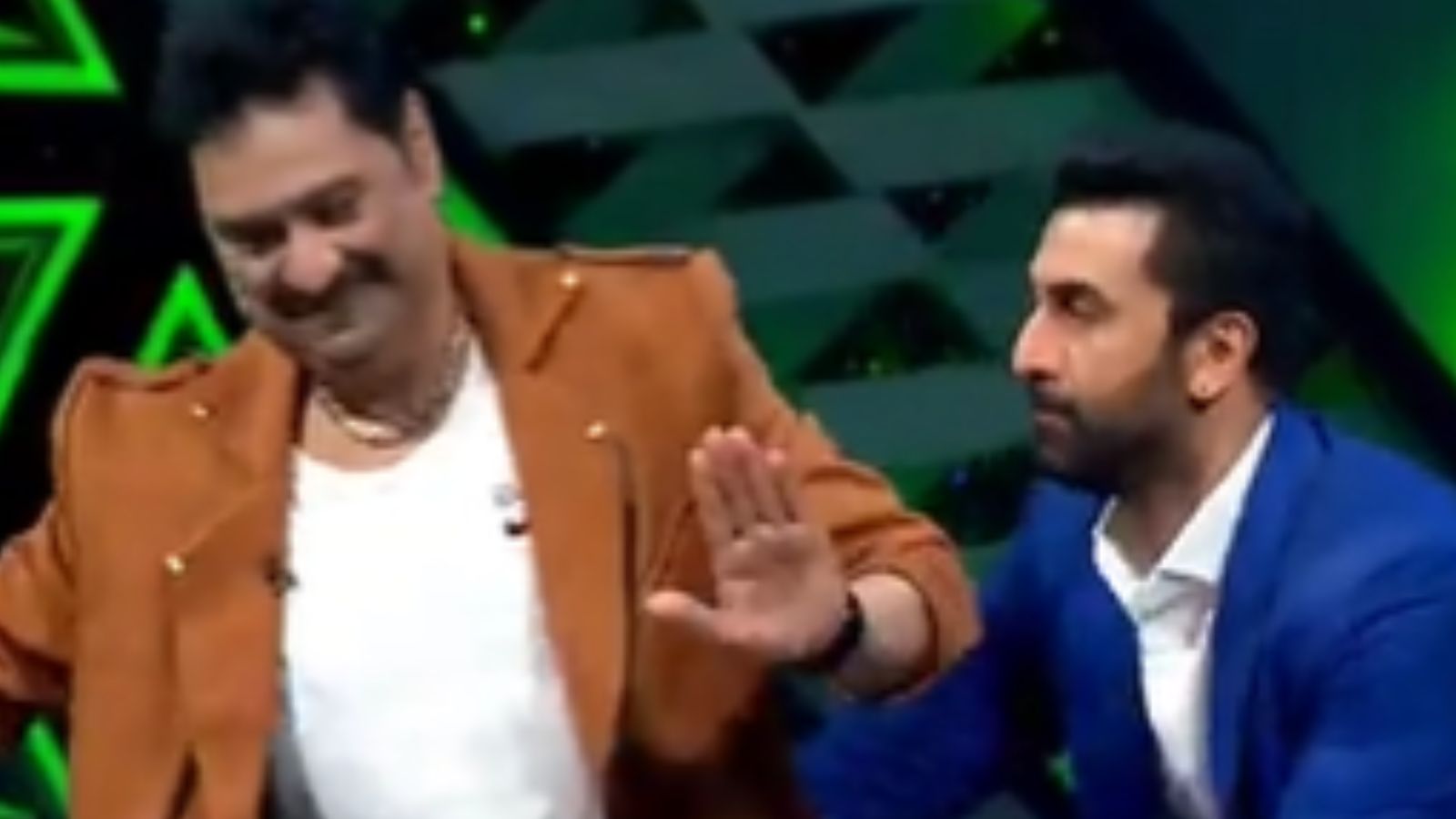 Ranbir Kapoor teaches a confused Kumar Sanu the ‘Saami Saami’ hook step, grabs his hindquarters. Watch | Bollywood News