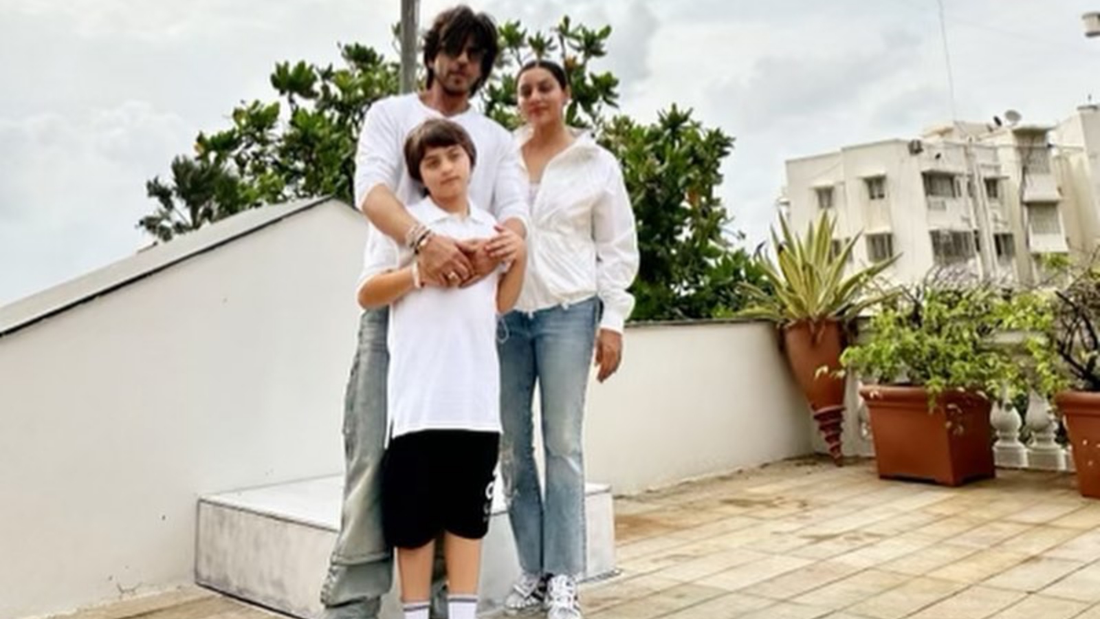 Shah Rukh Khan holidays with wife Gauri Khan, son AbRam and Karan Johar’s kids Yash and Roohi in Alibaug. See pics | Bollywood News