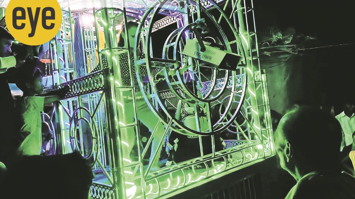 Bihar’s trolley girls dance in cages to fend off unwanted attention (Courtesy: Ranjan Rahi)