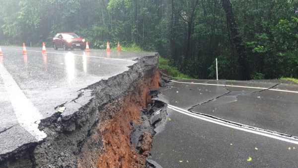 Cyclone brings floods, crocodile sightings in Australia’s northeast ...