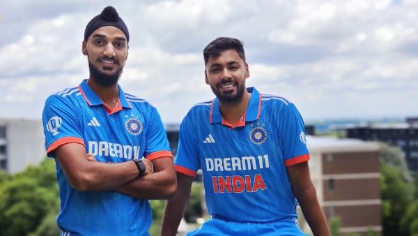 Arshdeep Singh (left) with Avesh Khan during a photoshoot. (Screengrab) 